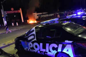 Continúa la tensión: se mantiene la protesta policial en la Jefatura