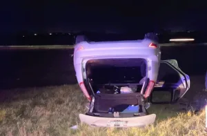 Se quedó dormido al volante y volcó el auto a la altura de la autopista a Córdoba: dos heridos