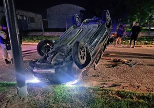 Un menor de 16 años manejaba una camioneta y sufrió un accidente en la zona sur