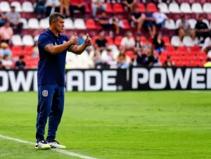 Las buenas actuaciones de Gastón Ávila y Julián Fernández le dieron a Jorge Almirón más variantes para armar el once para el domingo