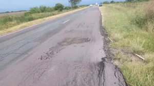 Los caminos de Milei: alertan por peligroso estado de Ruta Nacional 11 tras violento vuelco de una familia