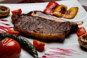 Carne y salarios: un trabajador de EE.UU. puede comprar 35 kilos más de bife de chorizo que un argentino