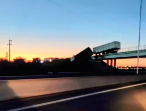 Dos camiones volcaron en diferentes accidentes: uno de ellos quedó colgando de un puente