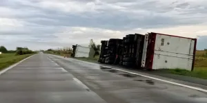 Varios camiones volcaron por el fuerte viento en la autopista Rosario-Córdoba