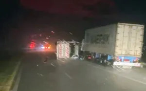 Vuelco de camiones por fuertes ráfagas en la autopista Rosario-Córdoba