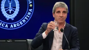 En plena crisis del sector, Caputo apuntó contra la industria textil: "Nunca compré ropa en la Argentina porque es un robo"