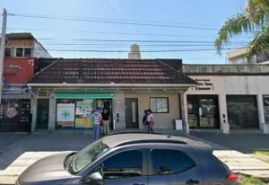 Balearon una farmacia y dejaron una nota con amenazas en la zona sur de la ciudad