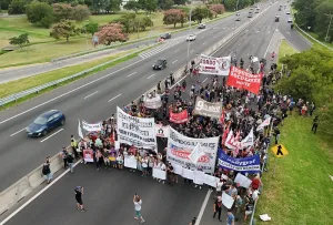 Trabajadores de Fate, junto a varios gremios y organizaciones sociales, cortaron Panamericana para exigir marcha atrás de los casi mil despidos