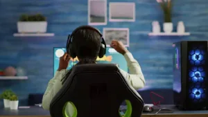 Chicos jugando por la WEB