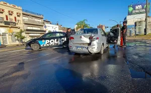 Otra vez: patrullero pasó en rojo un semáforo de avenida Alberdi y chocó violentamente contra un auto de Uber que cruzaba por Junín