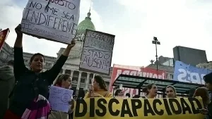 Obligado por la Justicia y "sin reconocer hechos y derechos", el Gobierno reglamentó la ley de emergencia en discapacidad