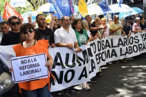 Sindicatos y organizaciones sociales protagonizaron masivo rechazo a la reforma laboral de Milei en las calles de Rosario