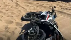 Tragedia en Villa Gesell: un motociclista de 28 años murió tras caer de un médano