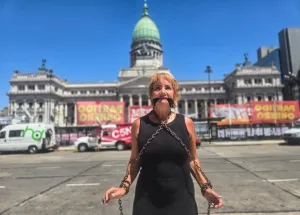 Nancy Pazos protestó encadenada frente al Congreso contra la reforma laboral