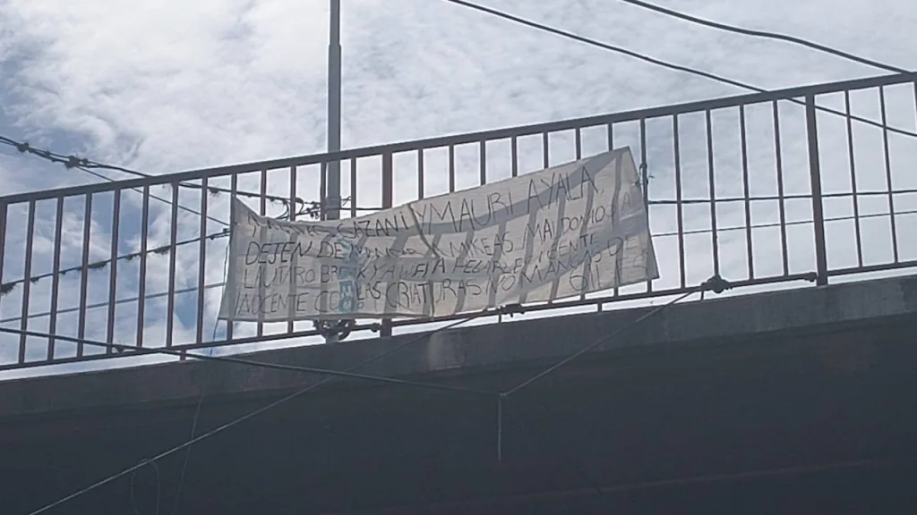 Siguen las notas mafiosas: ahora colgaron una bandera en el acceso sur contra Matías Gazzani  