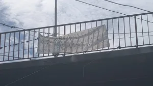 Siguen las notas mafiosas: ahora colgaron una bandera en el acceso sur contra Matías Gazzani  