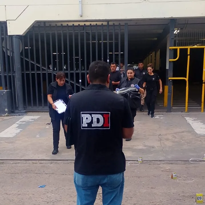 ¿Ataque al voleo? Balean a mansalva a un hombre frente a súper de La Sexta y dejan mensaje