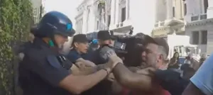 La Policía Federal agredió y detuvo a un camarógrafo de A24 antes de la sesión en Senado