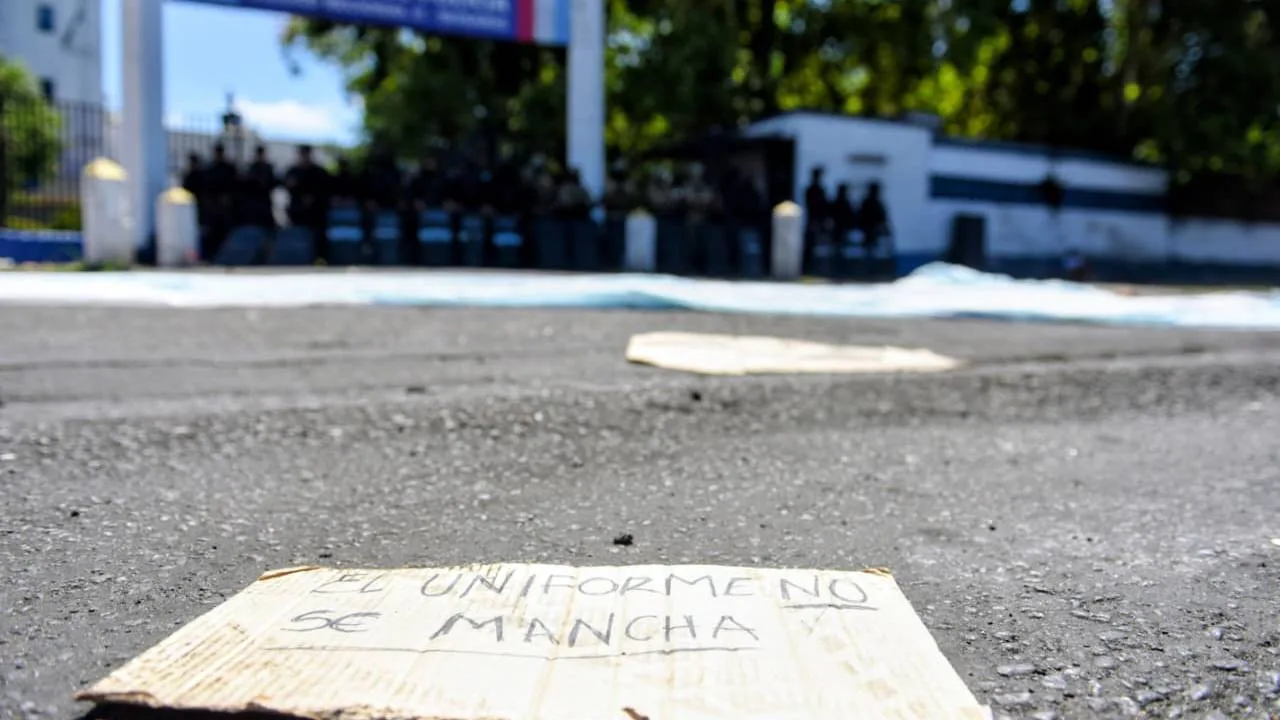 Tercer día de tensión por manifestación de policías y familiares frente a la Jefatura de la URII del departamento Rosario, Ovidio Lagos al 5200. Foto: Juan José García. 