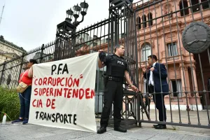 Cabo de la Policía Federal, armado, se esposó a la reja de la Casa Rosada para denunciar corrupción en la fuerza