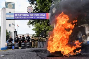 Tras nueva reunión hasta la madrugada con otra propuesta salarial y promesa de rever pases a disponibilidad, sigue la protesta policial en Santa Fe