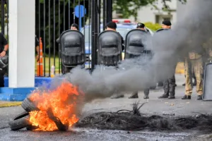 Solo un trámite: los 11 policías pasados a disponibilidad y luego reincorporados participaron de la audiencia imputativa por la denuncia en su contra