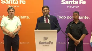 Pullaro anunció un piso salarial de $1.350.000 para la Policía y nuevos plus por operatividad mientras sigue la manifestación en Jefatura 