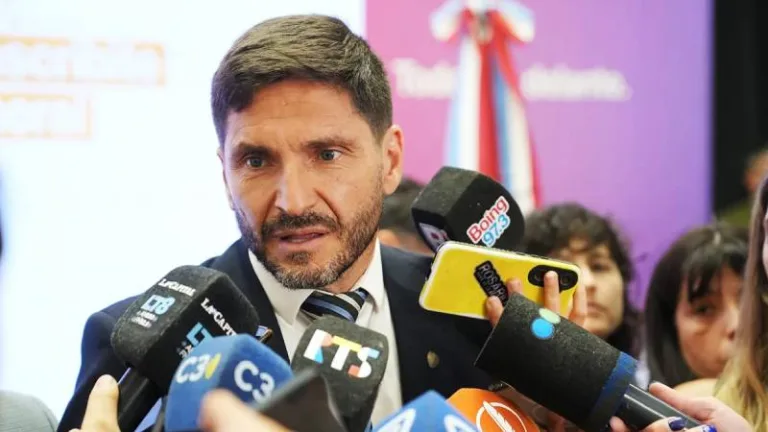 Pullaro anunció un piso salarial de $1.350.000 para la Policía y nuevos plus por operatividad mientras sigue la manifestación en Jefatura 