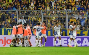 Final del primer tiempo en el Gigante: con gol de Ronaldo Martínez, Talleres supera a Central por la mínima