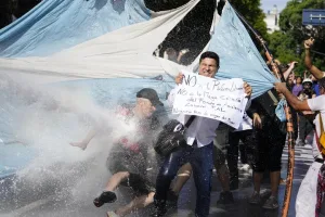 Megaoperativo en Congreso: la policía reprime y ya aplica el protocolo antiprotestas