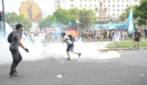 Brutal represión en el Congreso contra los militantes que protestaban por la reforma laboral de Milei