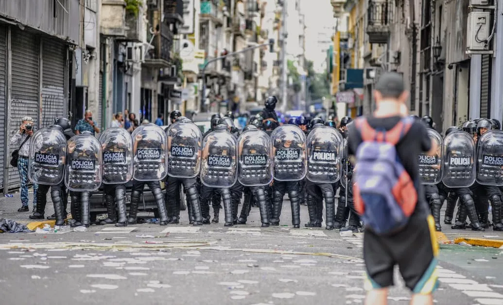 Brutal represión en el Congreso contra los militantes que protestaban por la reforma laboral de Milei