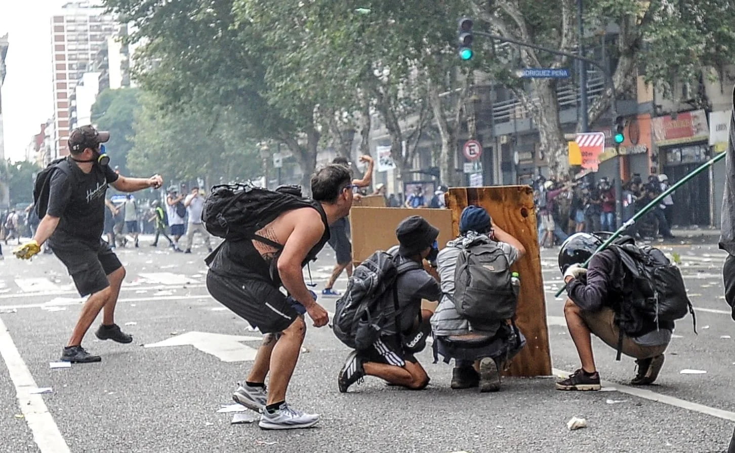 Brutal represión en el Congreso contra los militantes que protestaban por la reforma laboral de Milei