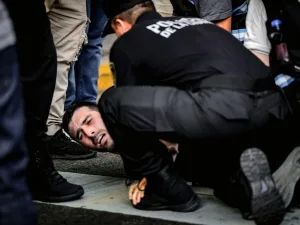 Otra jornada de brutal represión en los alrededores del Congreso con heridos, detenidos y en momentos que se debatía la Reforma Laboral