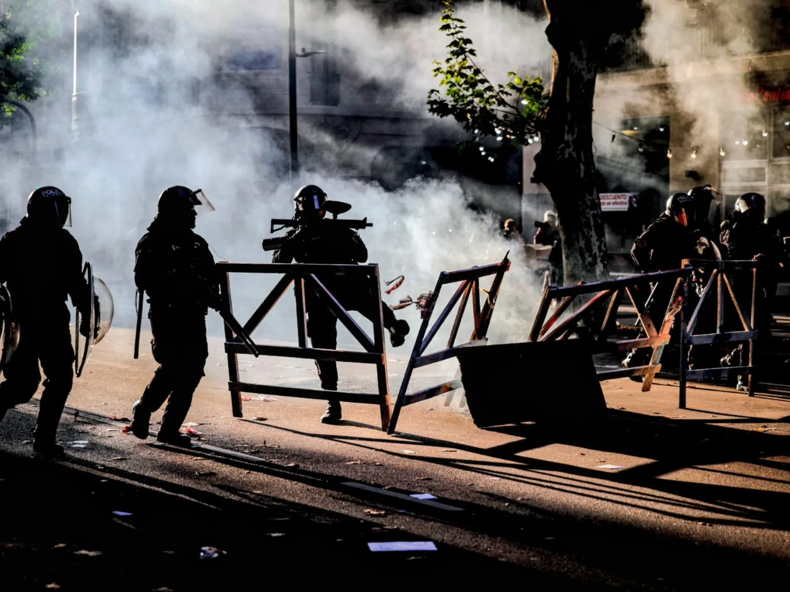 Otra jornada de brutal represión en los alrededores del Congreso con heridos, detenidos y en momentos que se debatía la Reforma Laboral