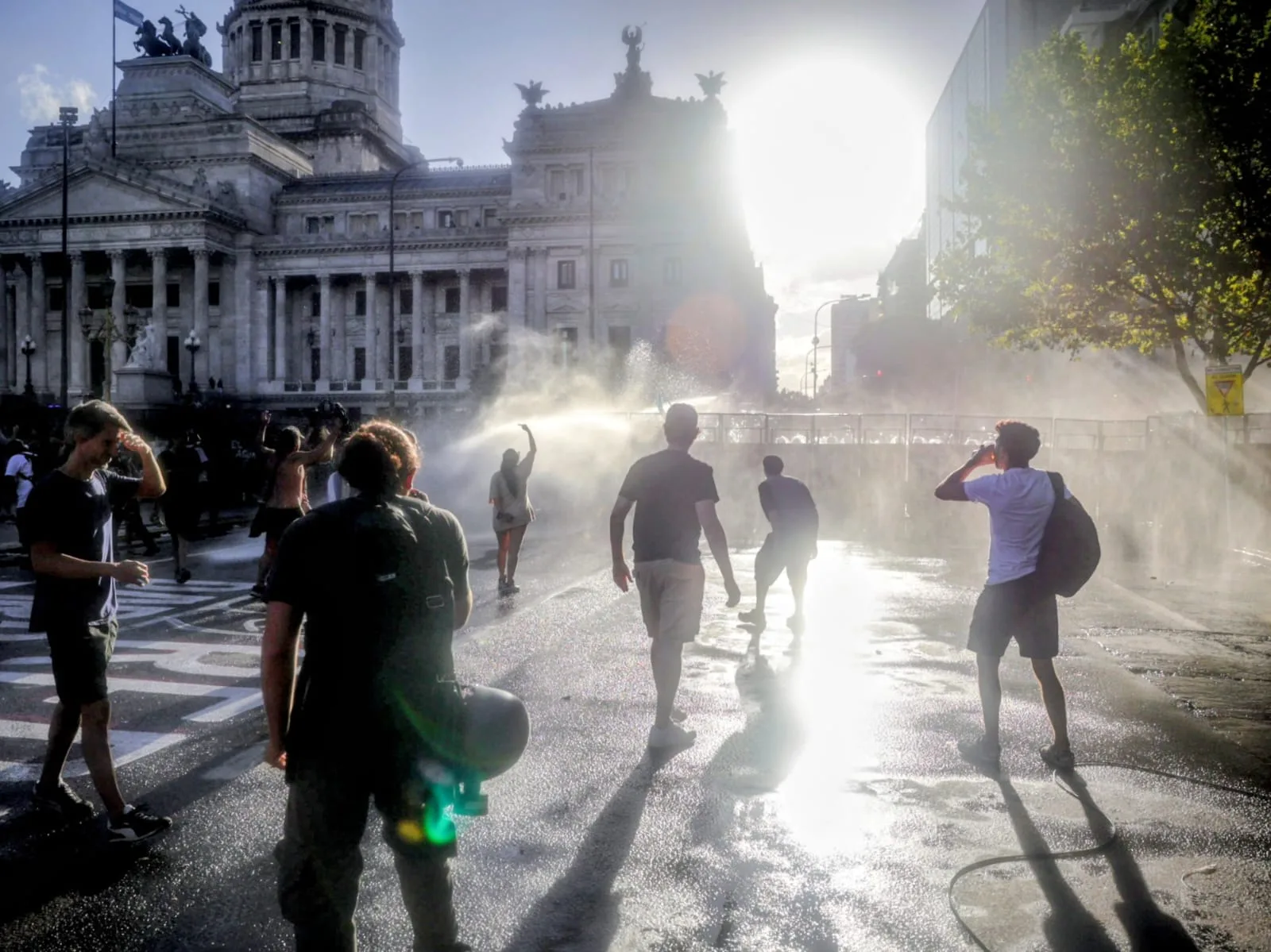 Otra jornada de brutal represión en los alrededores del Congreso con heridos, detenidos y en momentos que se debatía la Reforma Laboral