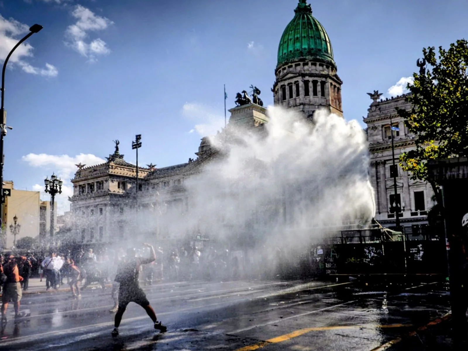 Otra jornada de brutal represión en los alrededores del Congreso con heridos, detenidos y en momentos que se debatía la Reforma Laboral