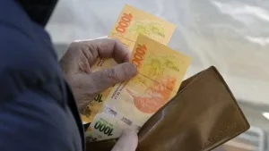 Los salarios privados cayeron en los dos primeros años de Milei, acumulan cuatro de retroceso y se dispara la morosidad familiar