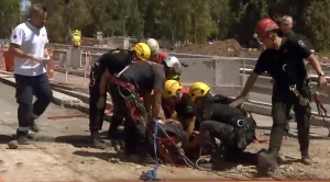 Grave siniestro en una obra del puente de avenida Jorge Newbery: operario cayó al arroyo Ludueña y fue trasladado en helicóptero al Heca
