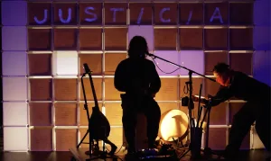 Llega a Rosario “Rewind”, una obra que ahuma la memoria y la convierte en teatro físico 