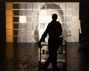 Llega a Rosario “Rewind”, una obra que ahuma la memoria y la convierte en teatro físico 