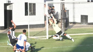 Por las atajadas de Lucas Alegre, Leones logró un empate en su histórico debut como local en la Primera C