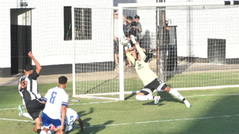 Por las atajadas de Lucas Alegre, Leones logró un empate en su histórico debut como local en la Primera C