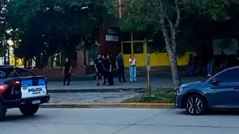 Santa Fe: un alumno fue armado al colegio, comenzó a disparar mientras izaban la bandera y mató a un compañero