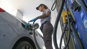 Tanques vacíos y bolsillos más vacíos: Argentina registró el peor febrero en ventas de combustible desde 2021