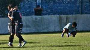 Argentino hizo todo para ganar, pero los errores propios y una distracción lo privó de su primer triunfo en la temporada de la C