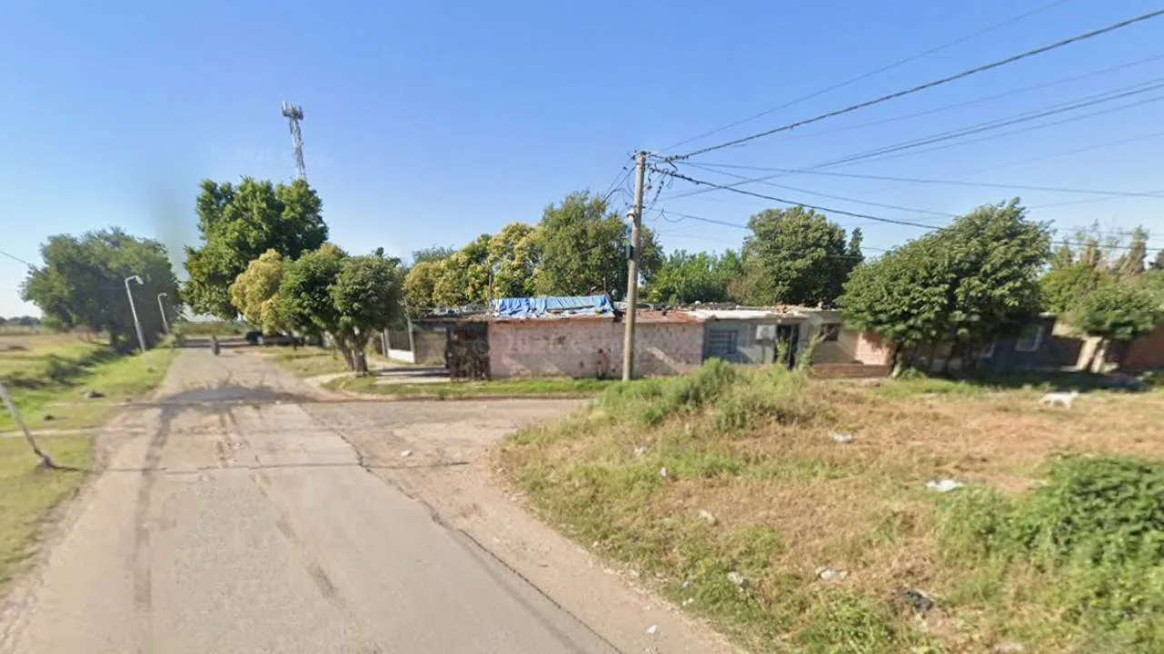 La cuadra de avenida Granaderos al 1800, esquina 1° de Mayo. 