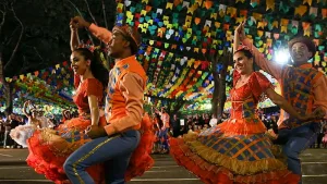Brasil promociona las Fiestas Juninas con una intervención cultural en el Obelisco