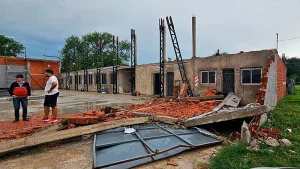 El viento no perdonó: cayó el paredón de una iglesia