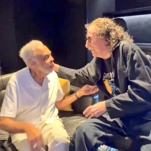 Dos potencias se saludan: Charly García y Gilberto Gil se encontraron en la trastienda del Movistar Arena